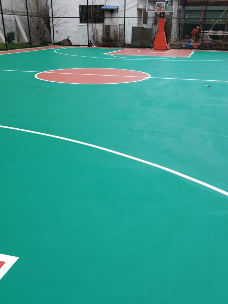 麦盖提 球场长期使用易出现地面开裂